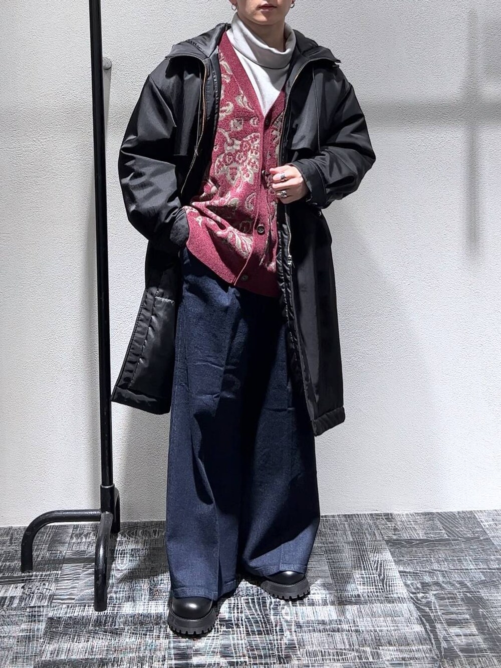 ブルー系のデニムパンツ、レッド系のカーディガン/ボレロ、グレー系のスウェットを着用したメンズの秋コーディネートの2枚目の写真