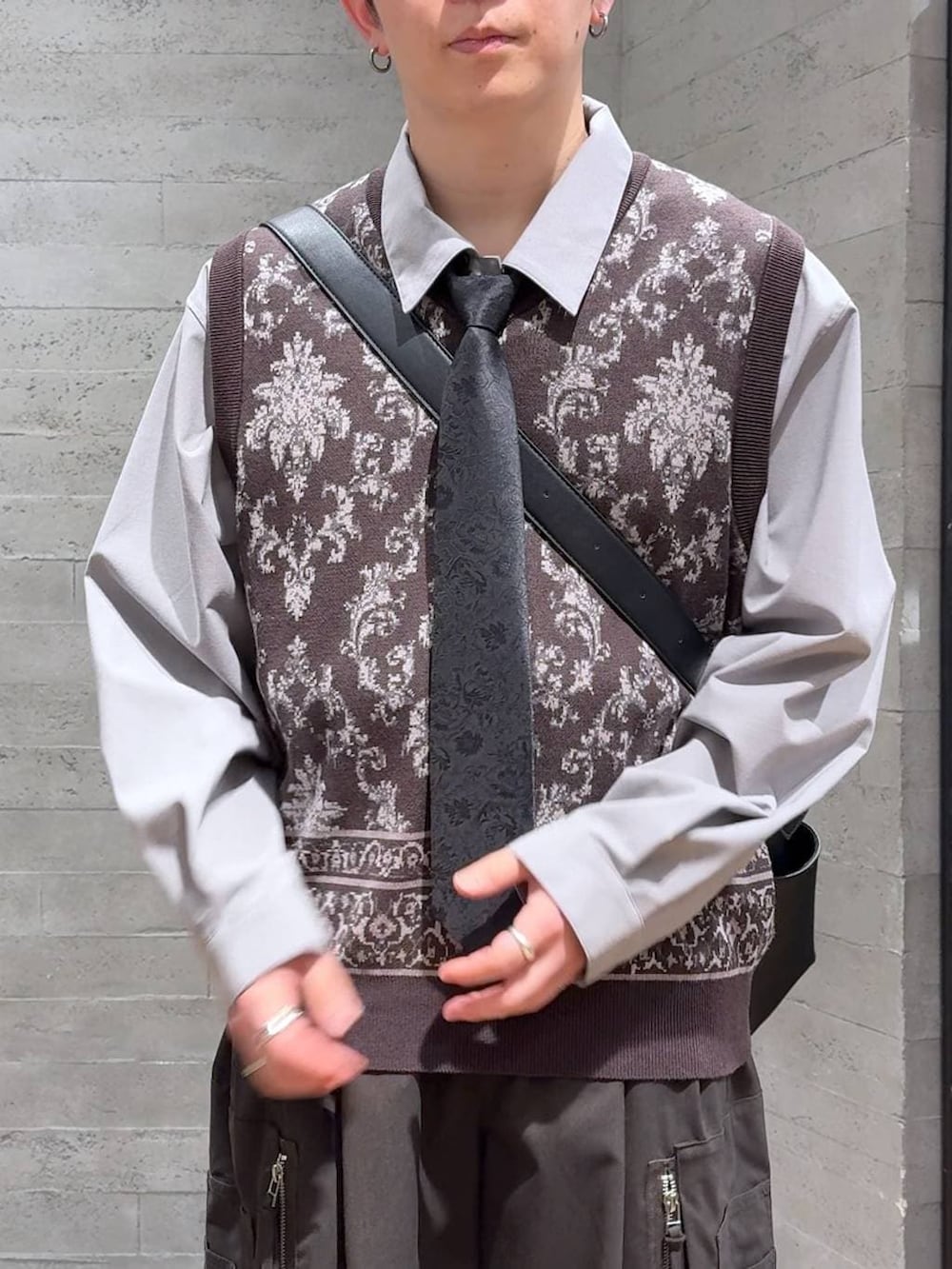 ブラック系のネクタイ、ブラック系のサンダル、ブラウン系のカーゴパンツを着用したメンズの春コーディネートの5枚目の写真