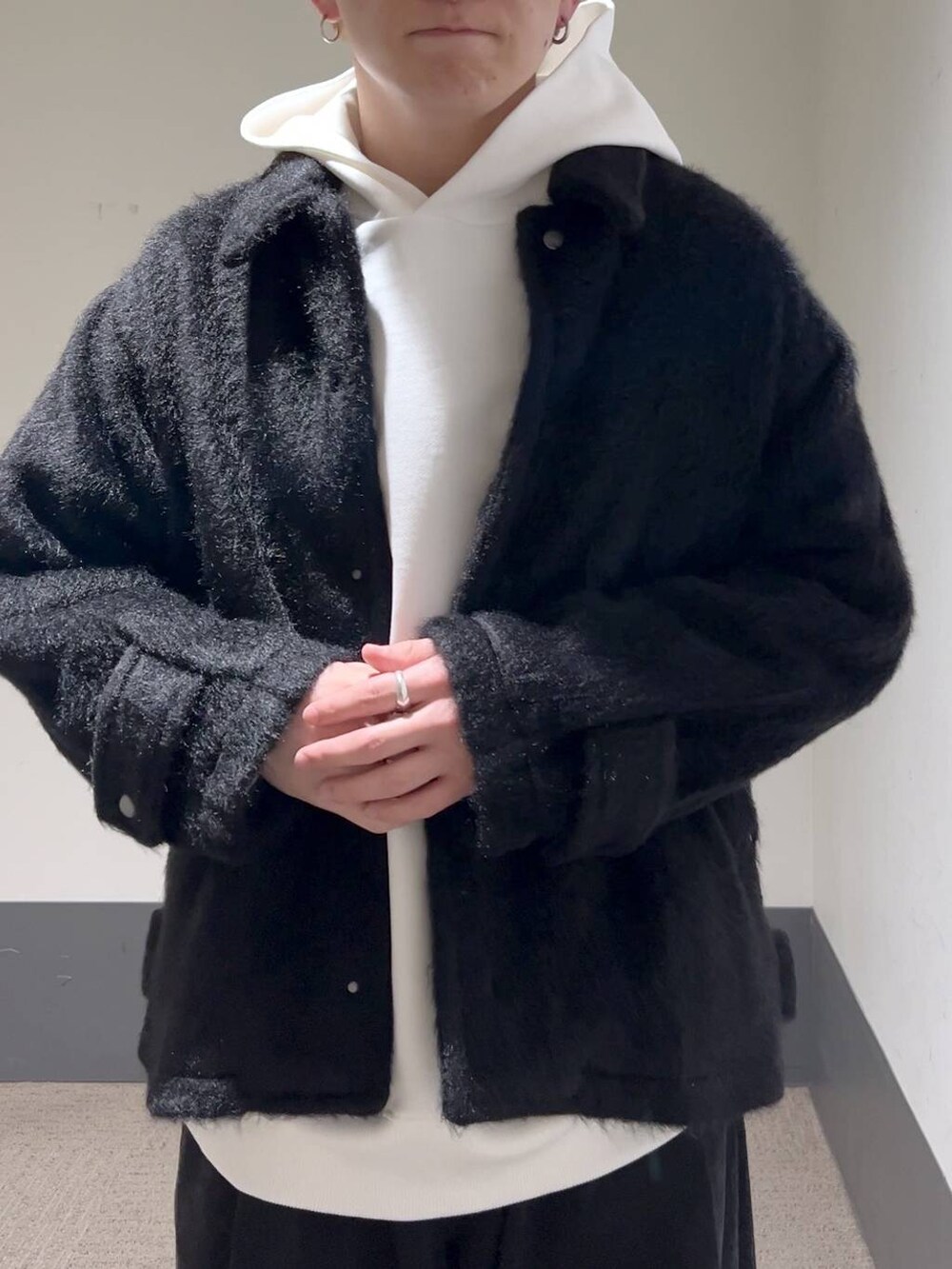 ブラック系のドレスシューズ、ブラック系のブルゾン、ブラック系のデニムパンツを着用したメンズの冬コーディネートの5枚目の写真