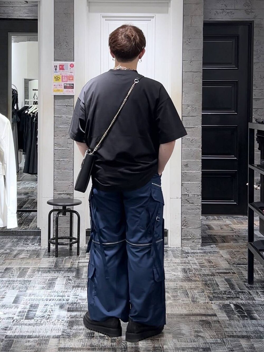 ブルー系のカーゴパンツ、ブラック系のドレスシューズ、ブラック系のTシャツ/カットソーを着用したメンズの夏コーディネートの4枚目の写真