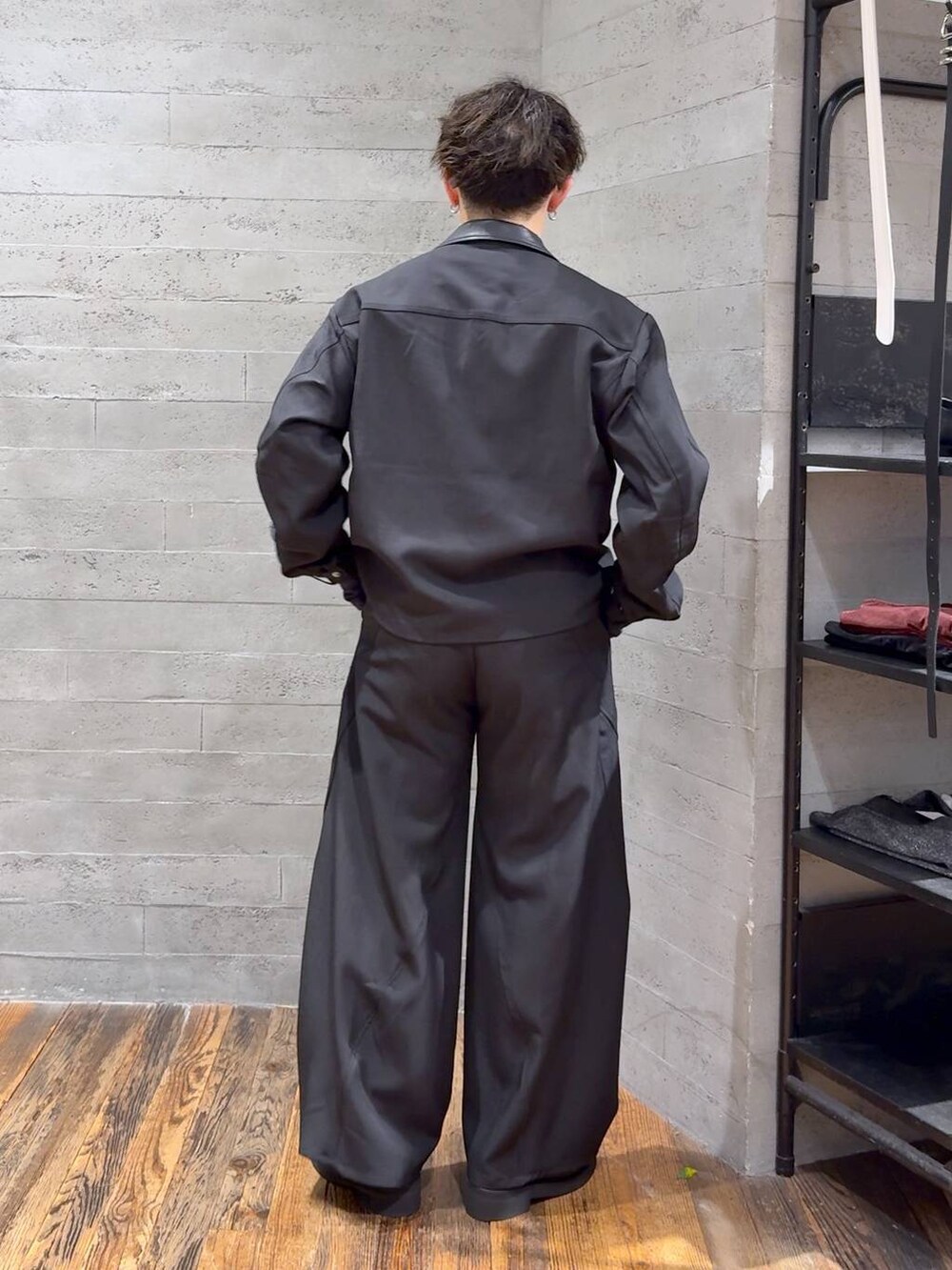 ブラック系のローファー、ブラック系のスラックス、ブラック系のシャツ/ブラウスを着用したメンズの秋コーディネートの3枚目の写真