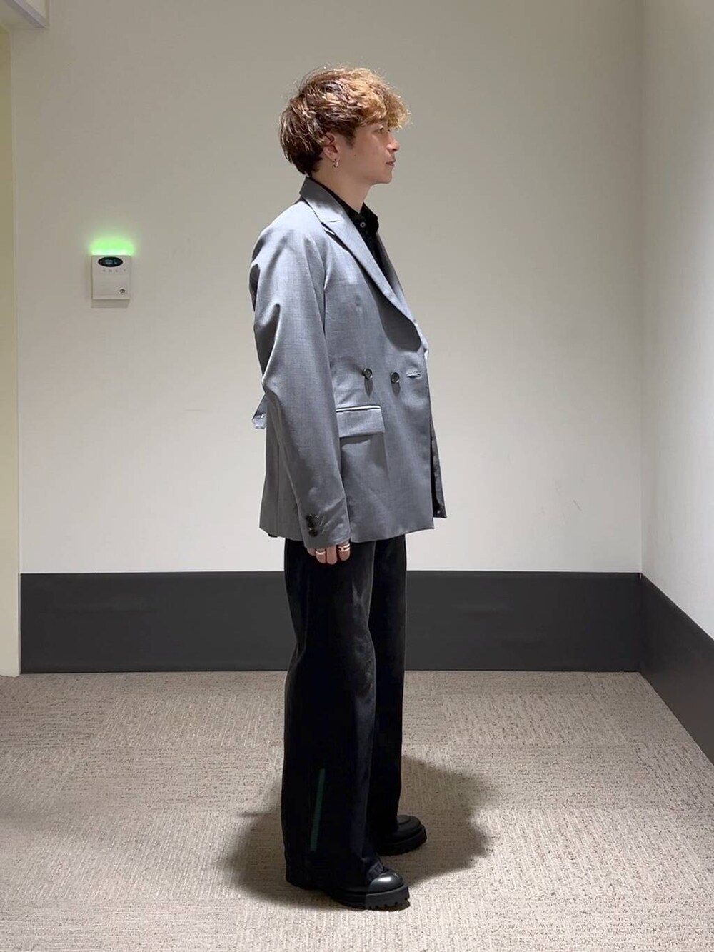 ブラック系のデニムパンツ、ブルー系のシャツ/ブラウス、シルバー系のピアス（片耳用）を着用したメンズの秋コーディネートの2枚目の写真