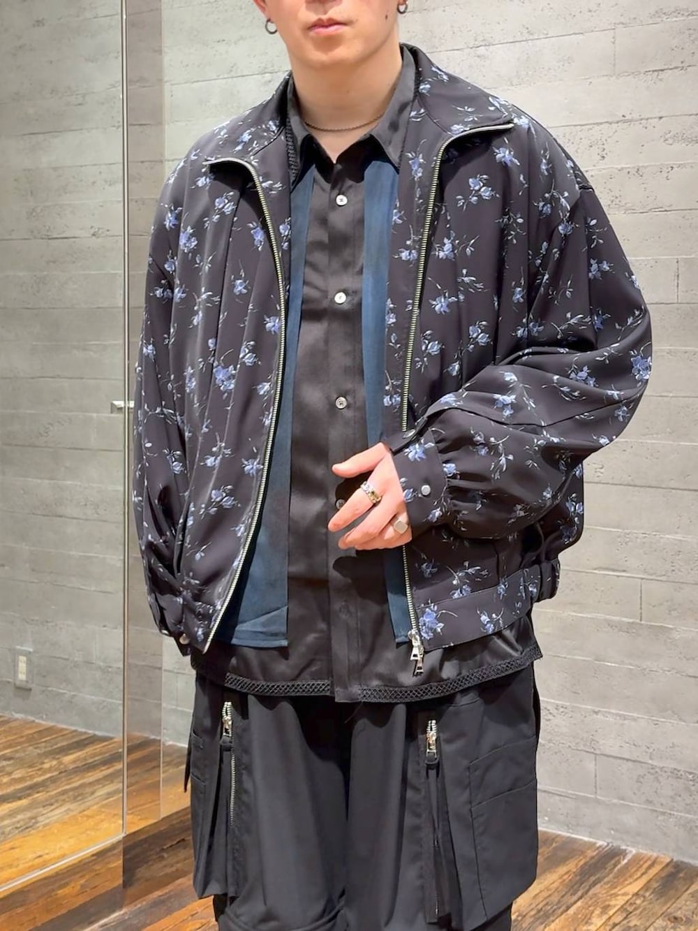 ブラック系のドレスシューズ、ブラック系のブルゾン、ブラック系のカーゴパンツを着用したメンズの春コーディネートの4枚目の写真