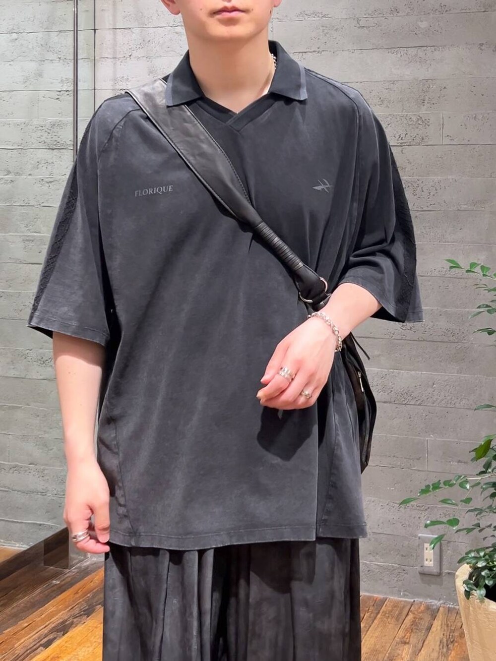 グレー系のその他パンツ、グレー系のショルダーバッグ、ブラック系のローファーを着用したメンズの夏コーディネートの5枚目の写真