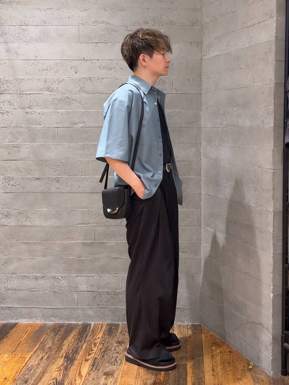 「低身長、きれいめ、モード、オーバーサイズ、HARE、ワイドパンツ、シャツ、夏コーデ、ベーシック/シンプル」｜「HAREのウェスタンバックルベルト(HARE)（ベルト、ブラック系）」を使った、HARE     もりたいさん（メンズ・168cm）の夏コーディネートの2枚目の写真