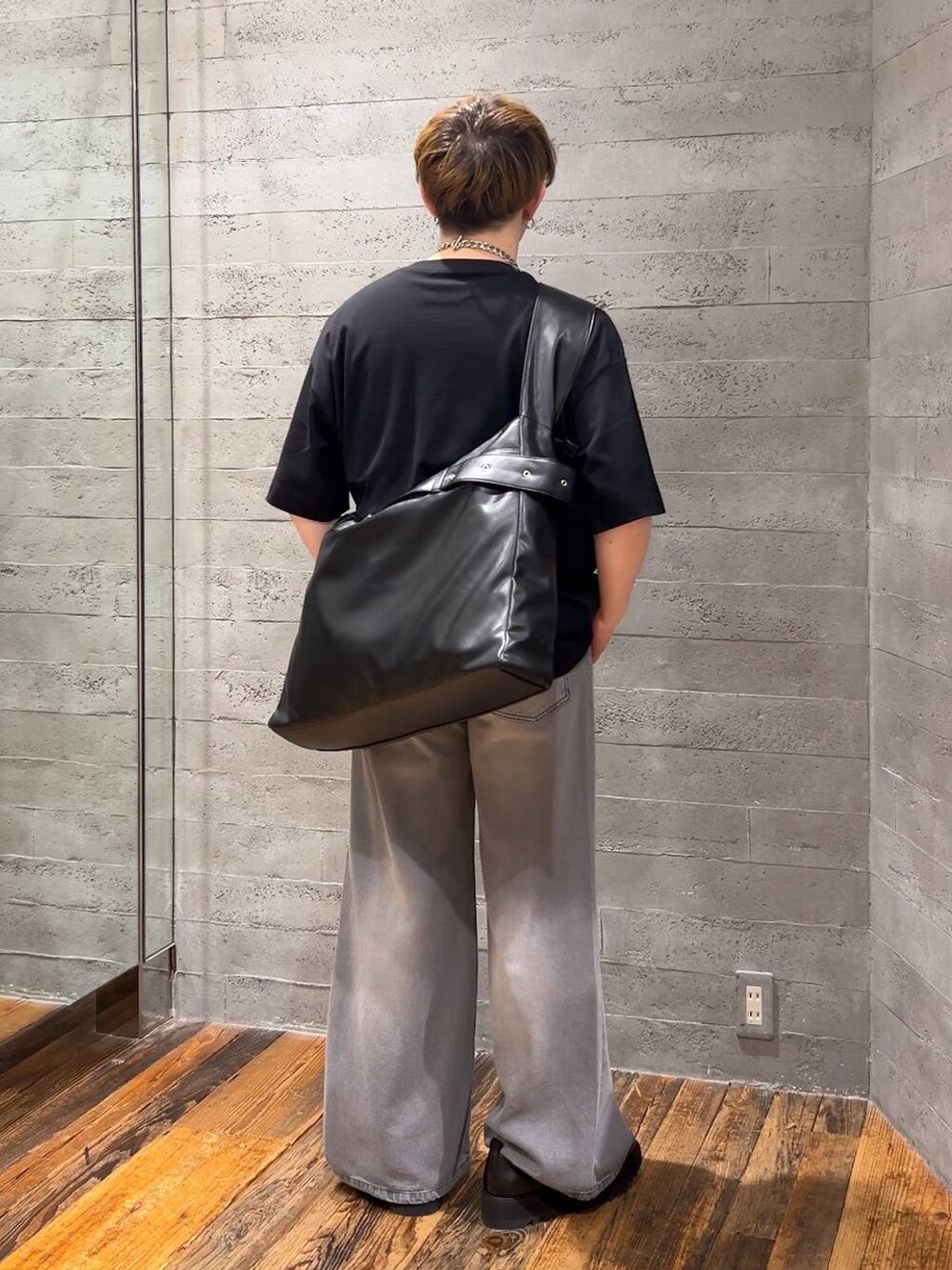 ブラック系のショルダーバッグ、ブラック系のドレスシューズ、ブラック系のTシャツ/カットソーを着用したメンズの夏コーディネートの3枚目の写真