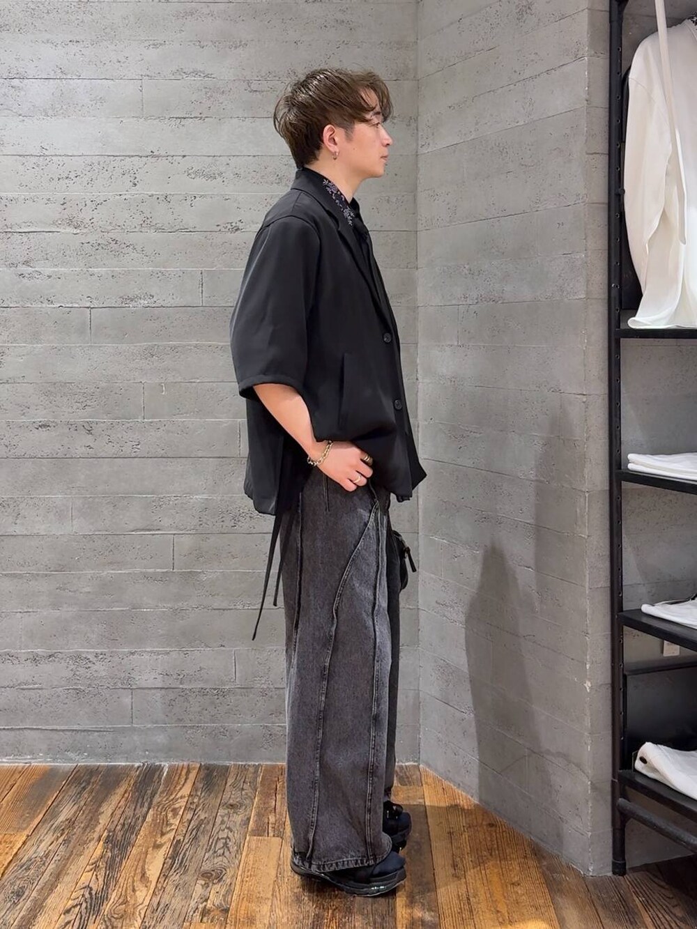 ブラック系のシャツ/ブラウス、ブラック系のサンダル、ブラック系のデニムパンツを着用したメンズの春コーディネートの2枚目の写真