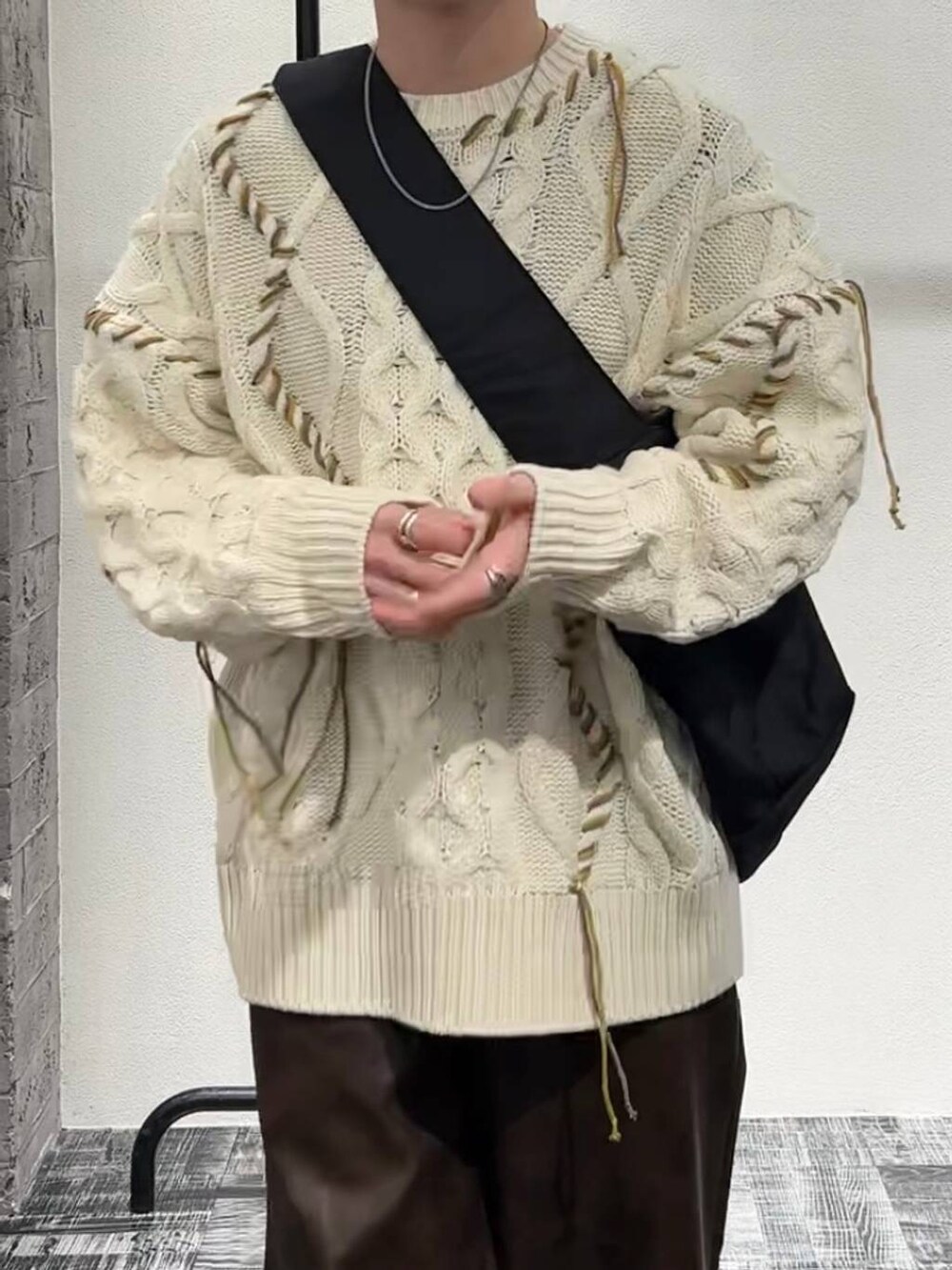 ブラウン系のその他パンツ、ブラック系のブーツ、ホワイト系のニット/セーターを着用したメンズの秋コーディネートの5枚目の写真