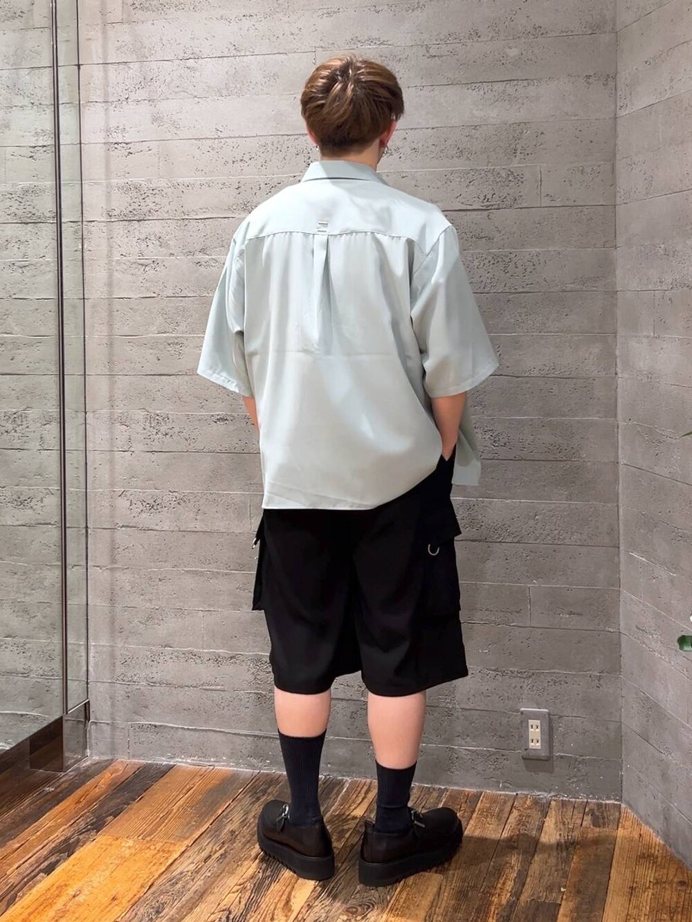 ブラック系のカーゴパンツ、グリーン系のシャツ/ブラウス、ブラック系のTシャツ/カットソーを着用したメンズの夏コーディネートの3枚目の写真