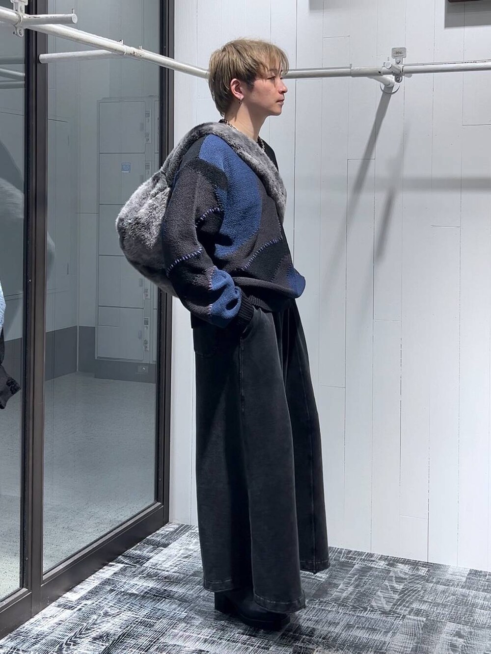 ブラック系のブーツ、グレー系のショルダーバッグ、ブラック系のスウェットパンツを着用したメンズの冬コーディネートの2枚目の写真