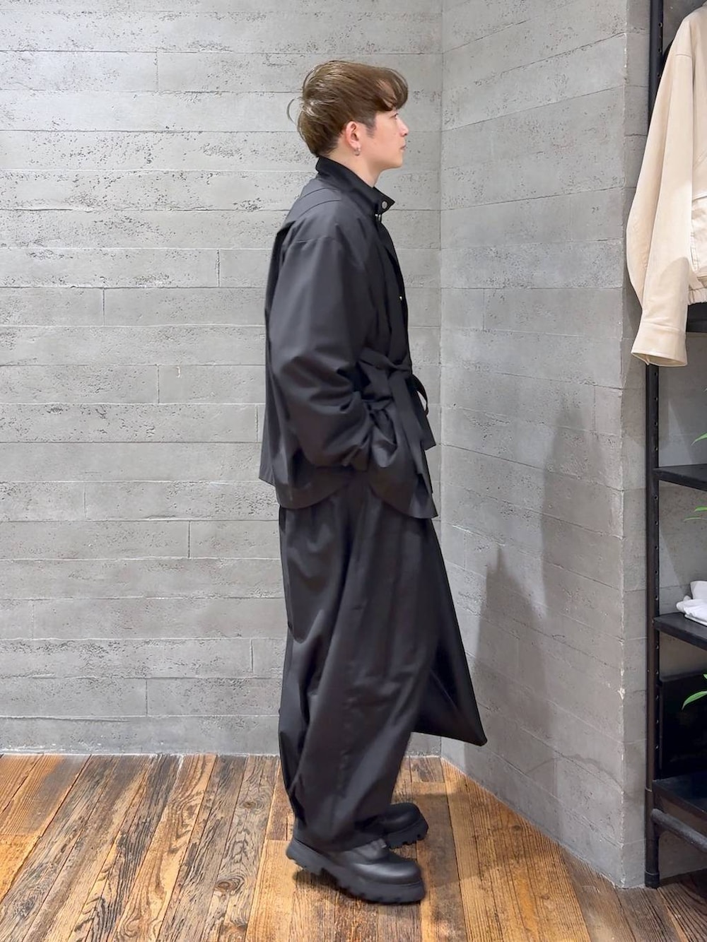 ブラック系のその他パンツ、ブラック系のドレスシューズ、ブラック系のトートバッグを着用したメンズの春コーディネートの2枚目の写真