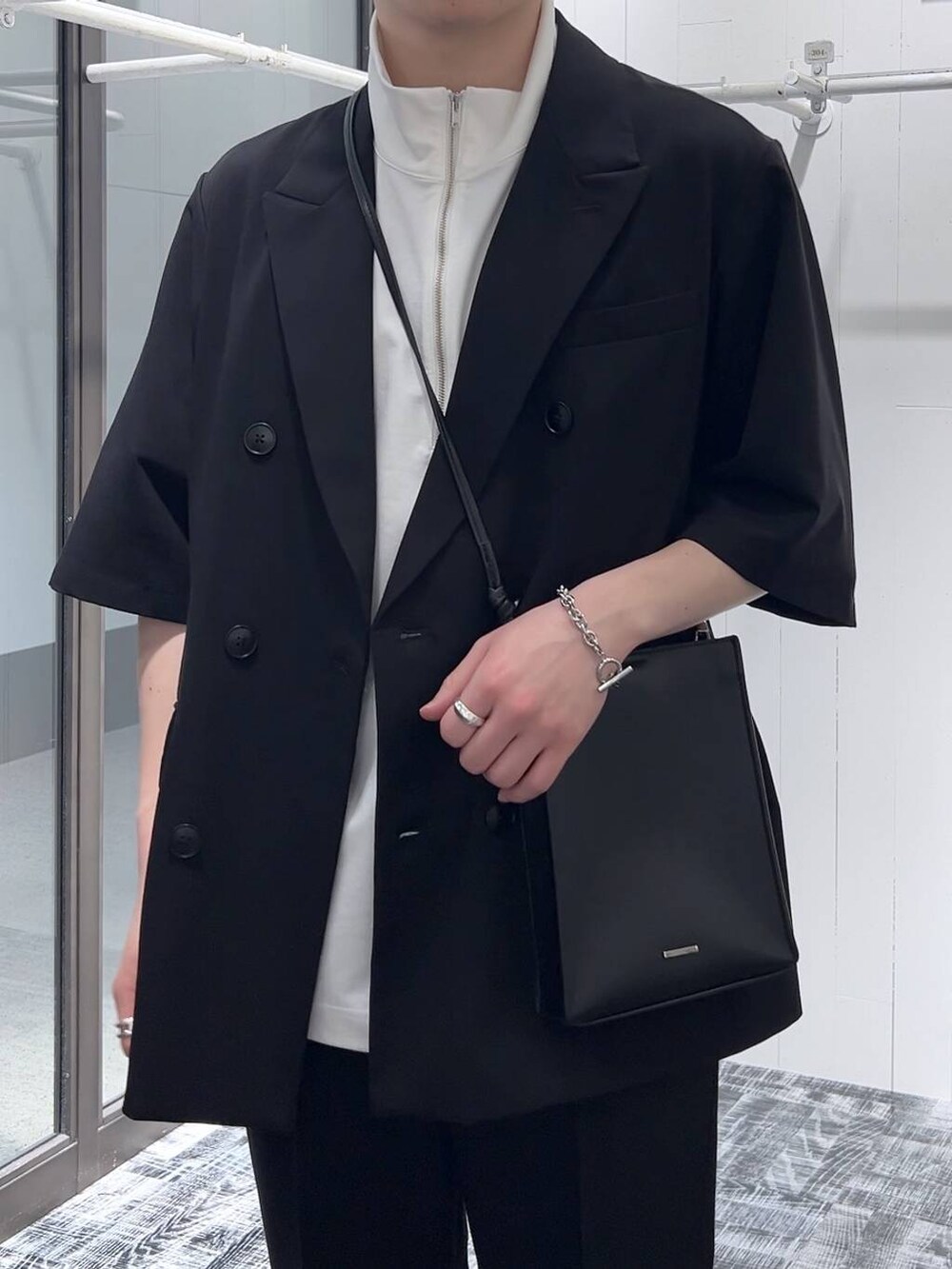 「低身長、きれいめ、オーバーサイズ、HARE、ジャケット、セットアップ、スラックス、Tシャツ、サンダル」｜「HAREのWシャークハイソールサンダル(HARE)（サンダル、ブラック系）」を使った、HARE     もりたいさん（メンズ・168cm）の春コーディネートの5枚目の写真