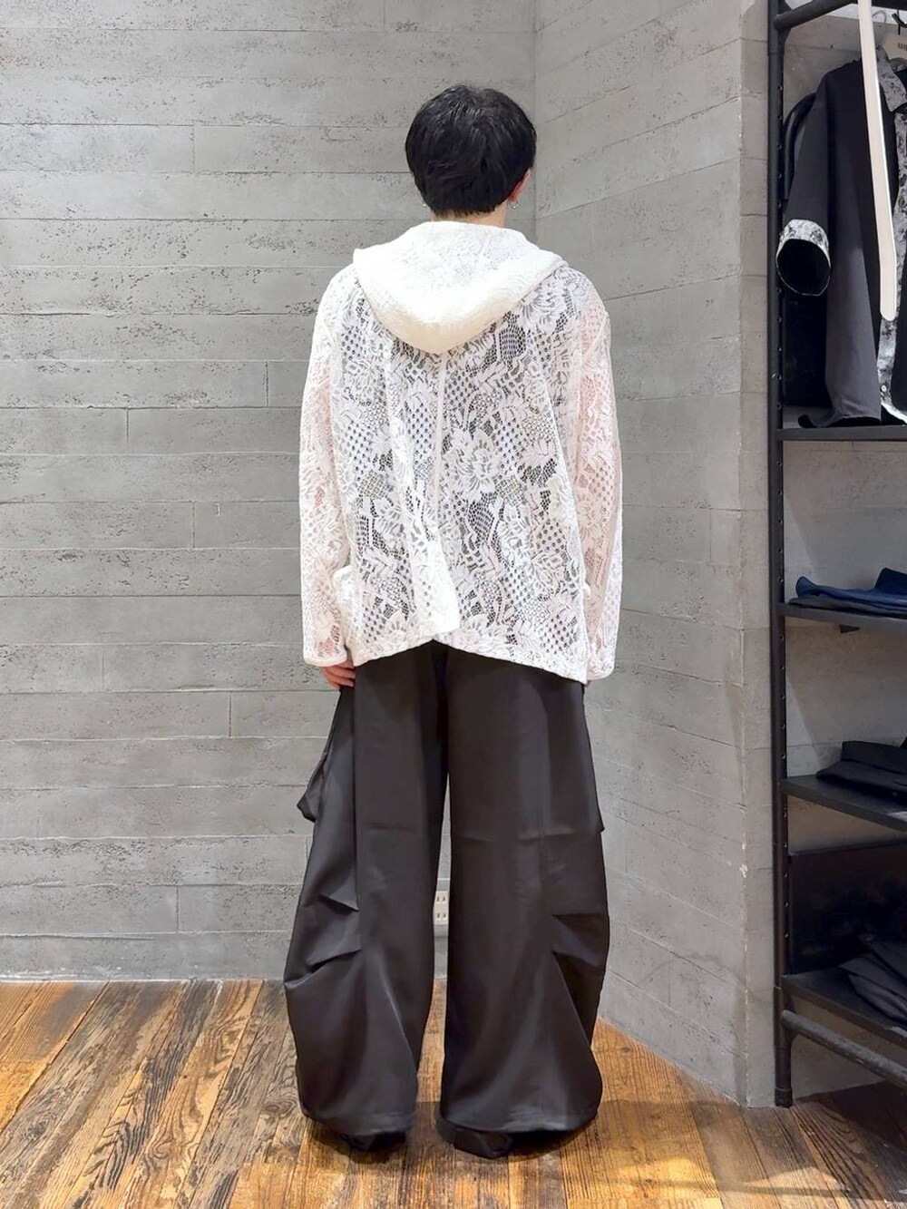 ブラック系のサンダル、ブラック系のTシャツ/カットソー、ブラック系のカーゴパンツを着用したメンズの夏コーディネートの3枚目の写真
