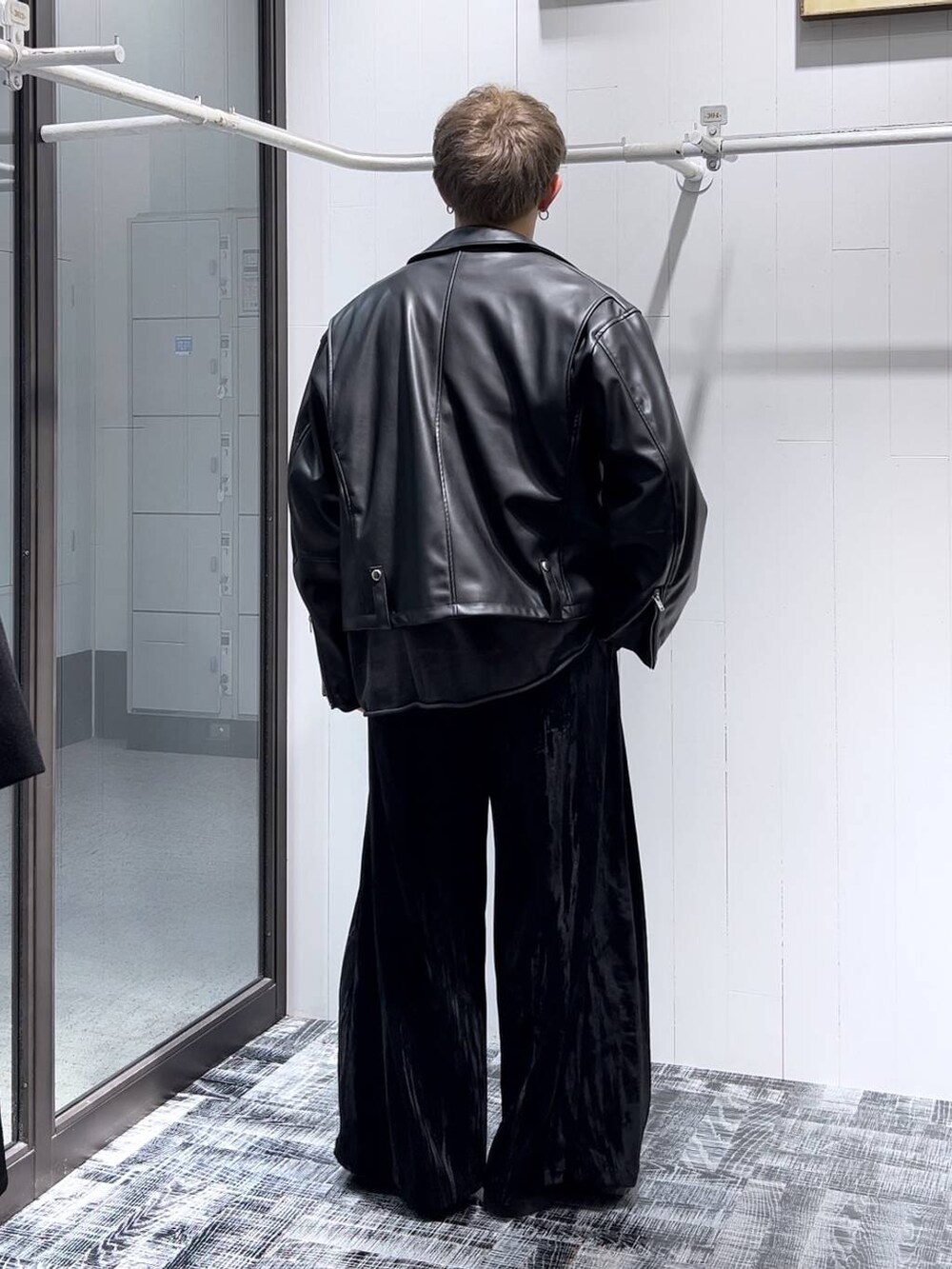 ブラック系のライダースジャケット、ブラック系のその他シューズ、ブラック系のその他パンツを着用したメンズの秋コーディネートの3枚目の写真