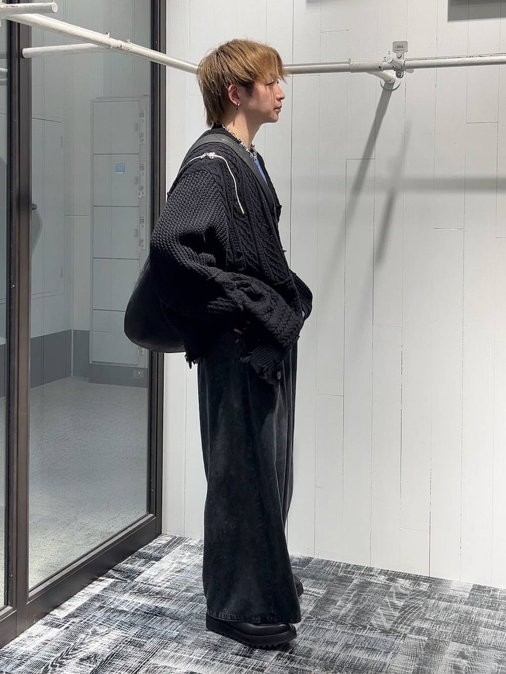 ブラック系のカーディガン/ボレロ、ブラック系のその他パンツ、ブラック系のドレスシューズを着用したメンズの春コーディネートの2枚目の写真