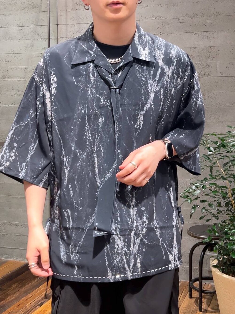 ブラック系のTシャツ/カットソー、ブラック系のカーゴパンツ、グレー系のシャツ/ブラウスを着用したメンズの夏コーディネートの5枚目の写真