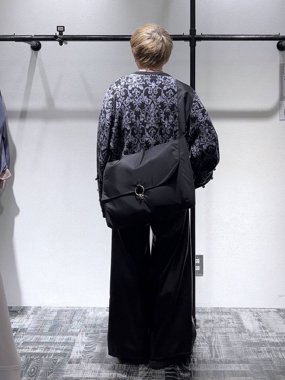 ブラック系のカーディガン/ボレロ、ブラック系のドレスシューズ、ブラック系のその他パンツを着用したメンズの冬コーディネートの3枚目の写真