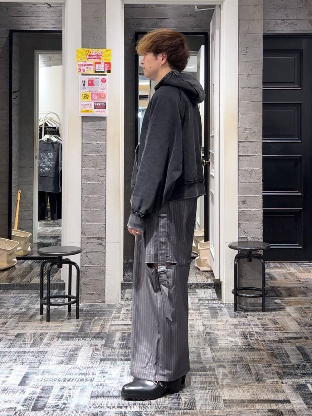 ブラック系のドレスシューズ、グレー系のその他パンツ、ブラック系のパーカーを着用したメンズの秋コーディネートの5枚目の写真