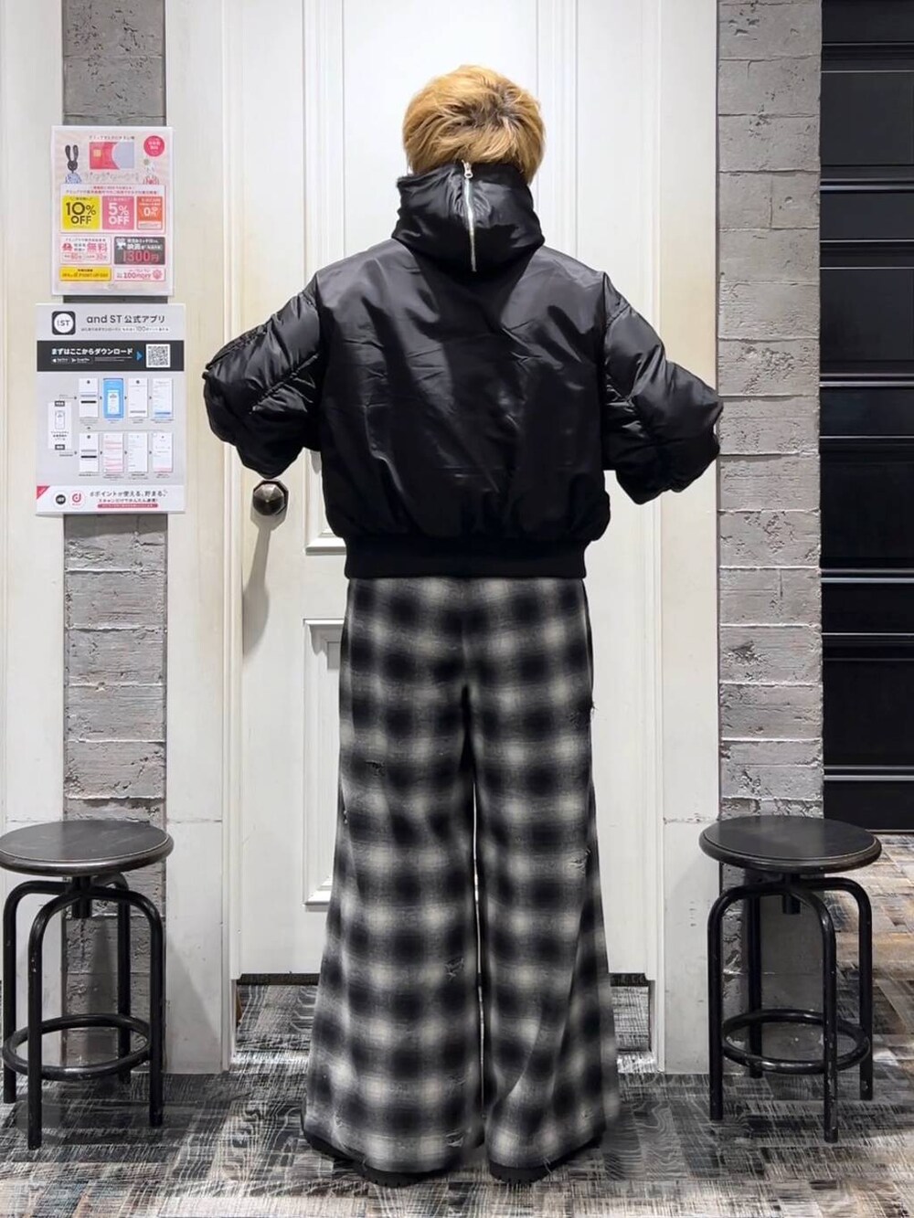 ブラック系のブルゾン、ブラック系のその他シューズ、ブラック系のその他パンツを着用したメンズの冬コーディネートの3枚目の写真