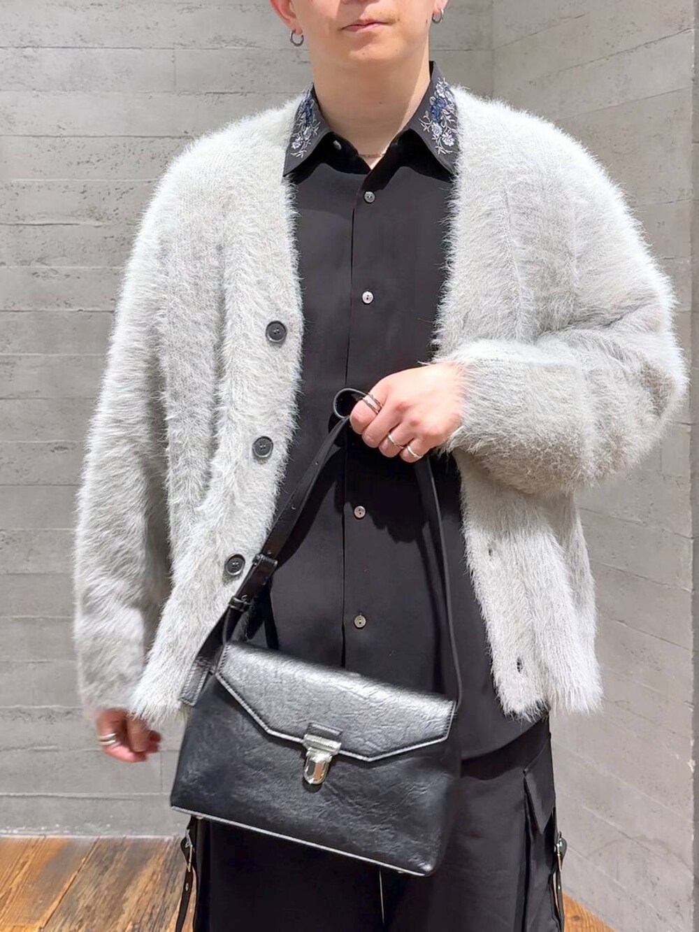 グレー系のカーディガン/ボレロ、ブラック系のローファー、ブラック系のシャツ/ブラウスを着用したメンズの秋コーディネートの5枚目の写真