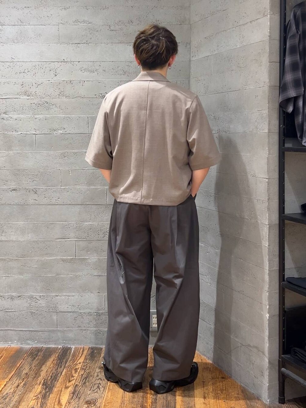 ブラック系のサンダル、グレー系のチノパンツ、ブラウン系のテーラードジャケットを着用したメンズの夏コーディネートの3枚目の写真