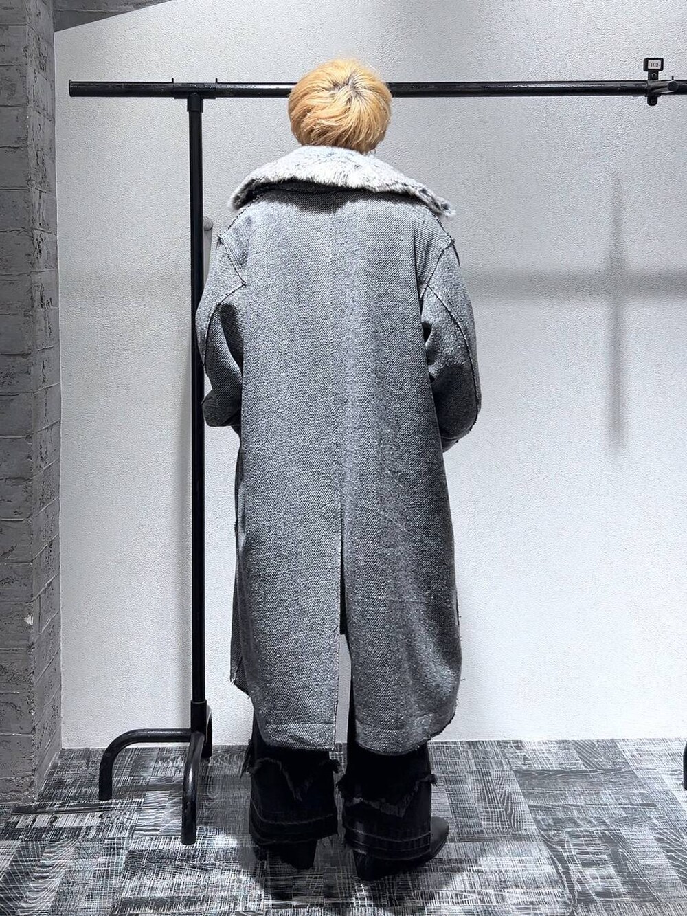 ブラック系のドレスシューズ、ブラック系のショルダーバッグ、ブラック系のデニムパンツを着用したメンズの冬コーディネートの4枚目の写真