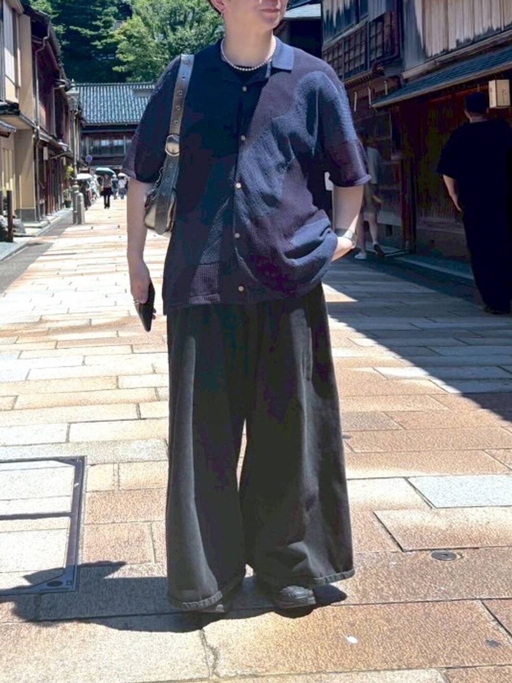 シルバー系のショルダーバッグ、ホワイト系のネックレスを着用したメンズの夏コーディネートの2枚目の写真