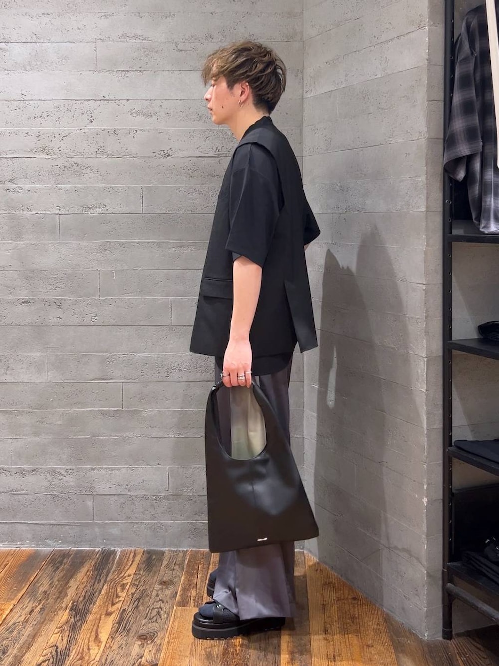 「HARE、低身長、きれいめ、モード、オーバーサイズ、トートバッグ、ワイドパンツ、Tシャツ、夏コーデ」｜「HAREのSMALLサンカクトート(HARE)（トートバッグ、ブラック系）」を使った、HARE     もりたいさん（メンズ・168cm）の夏コーディネートの4枚目の写真
