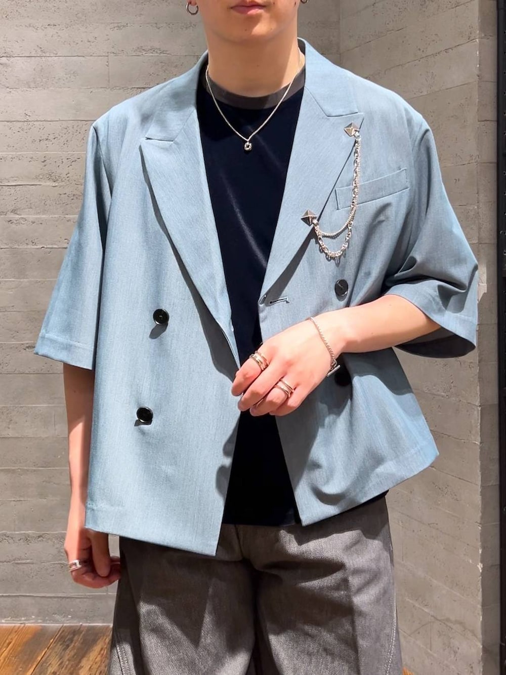 「デニムパンツ、ジャケット、夏コーデ、ネックレス、低身長、きれいめ、モード、オーバーサイズ、HARE」｜「HAREのステンレスブレスレット(HARE)（ブレスレット、シルバー系）」を使った、HARE     もりたいさん（メンズ・168cm）の夏コーディネートの5枚目の写真
