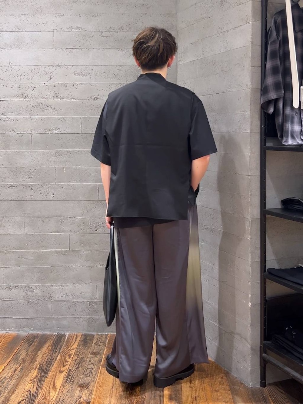 「HARE、低身長、きれいめ、モード、オーバーサイズ、トートバッグ、ワイドパンツ、Tシャツ、夏コーデ」｜「HAREのSMALLサンカクトート(HARE)（トートバッグ、ブラック系）」を使った、HARE     もりたいさん（メンズ・168cm）の夏コーディネートの3枚目の写真