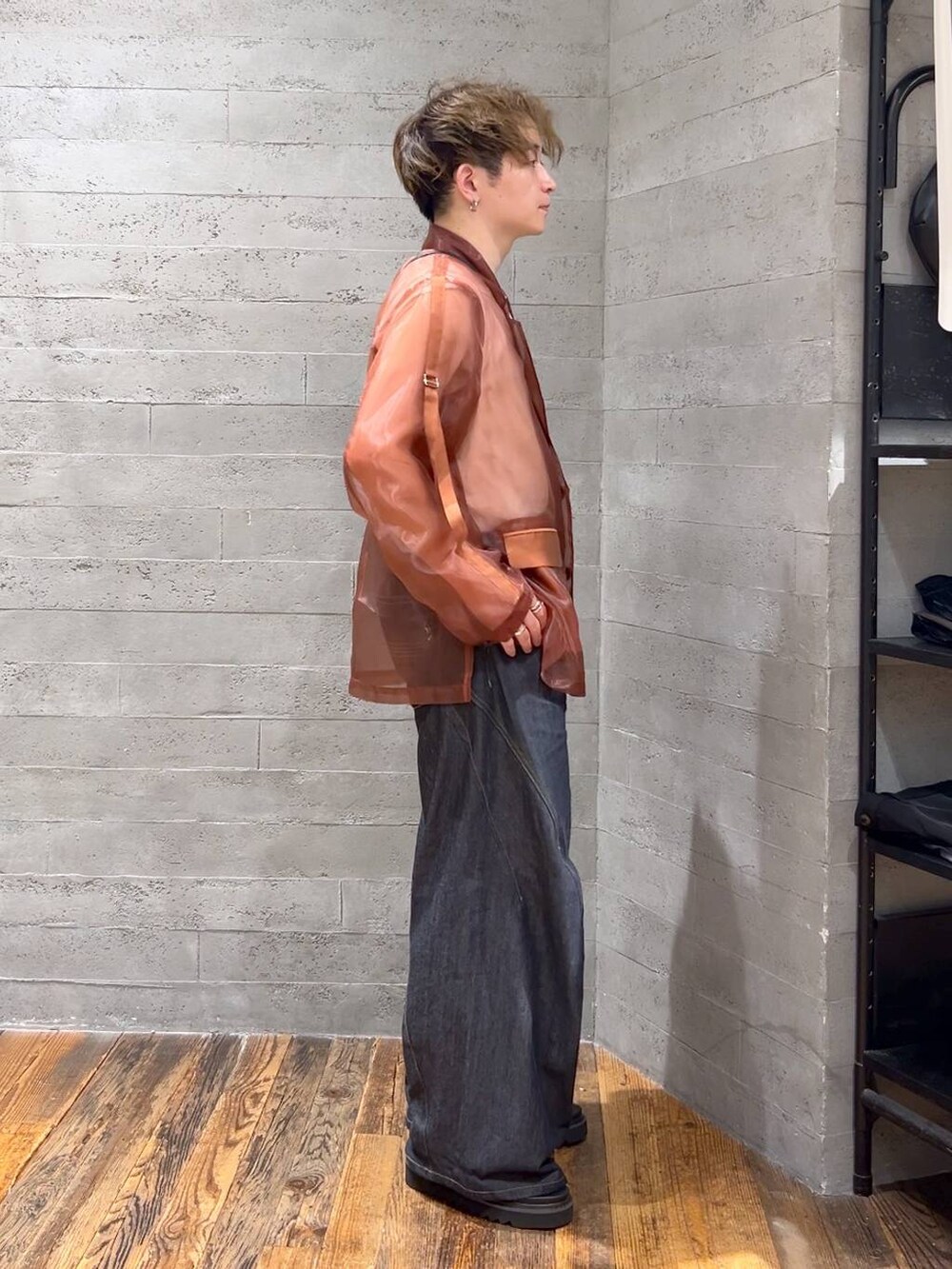 ブルー系のデニムパンツ、ブラック系のサンダル、ブラック系のショルダーバッグを着用したメンズの夏コーディネートの2枚目の写真