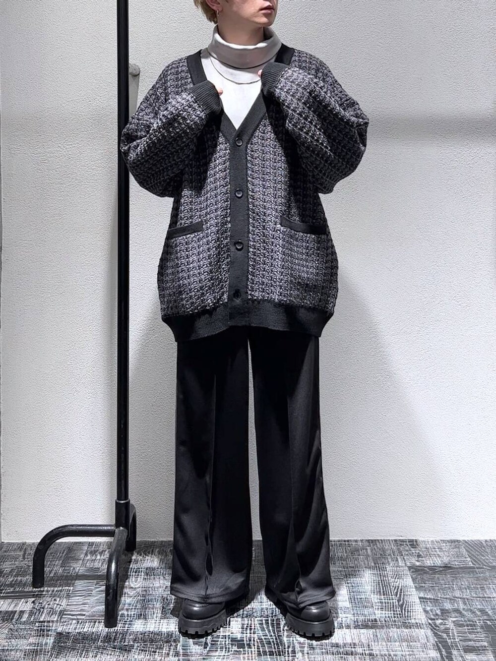 ブラック系のローファー、ブラック系のニット/セーター、グレー系のスウェットを着用したメンズの秋コーディネートの2枚目の写真