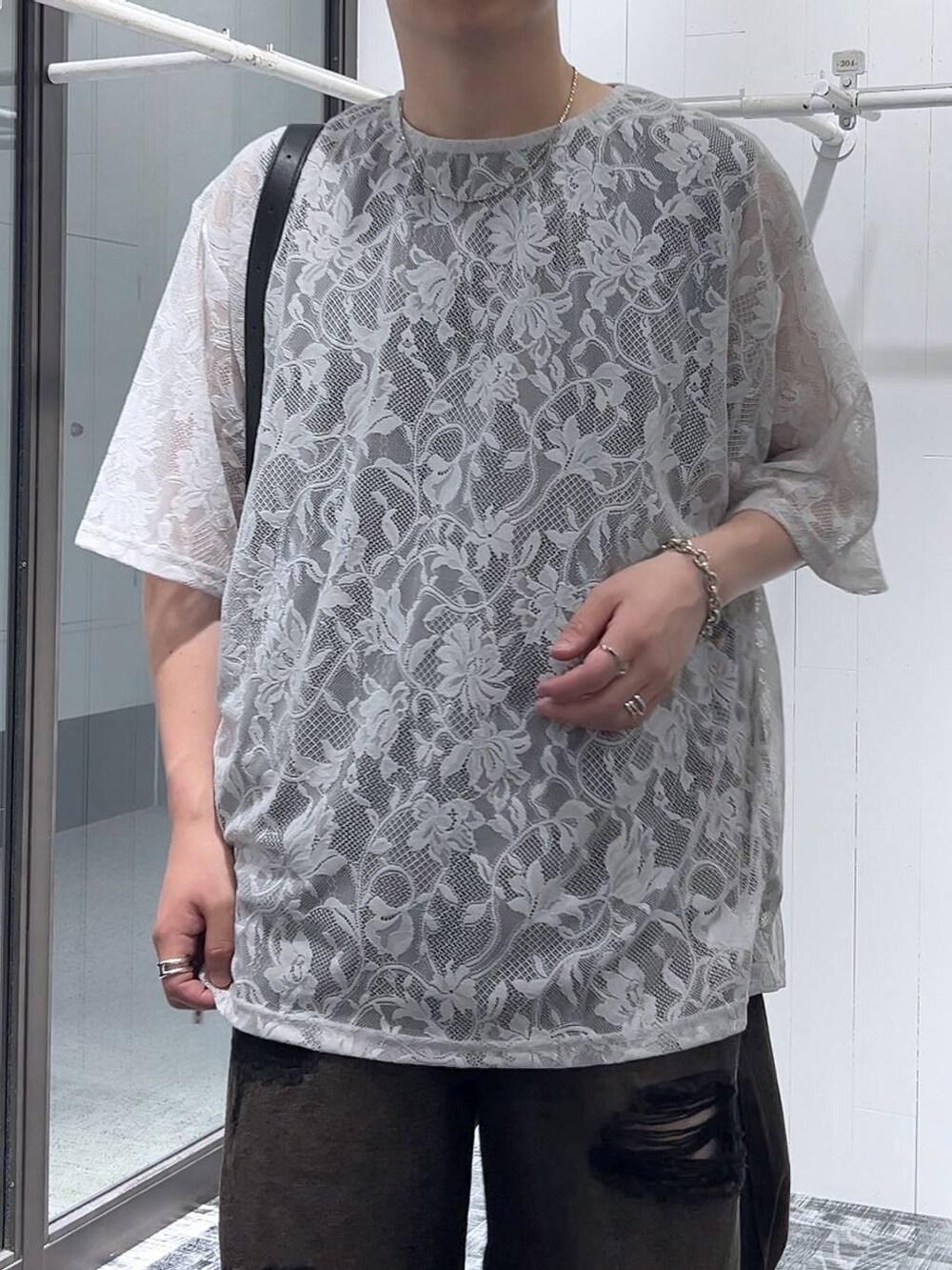 ブラック系のデニムパンツ、ブラック系のドレスシューズ、ブラック系のTシャツ/カットソーを着用したメンズの夏コーディネートの4枚目の写真
