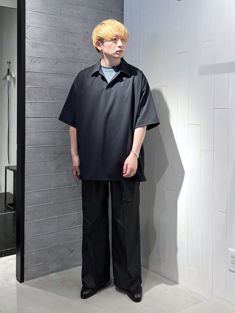 ブラック系のシャツ/ブラウス、グリーン系のTシャツ/カットソー、ブラック系のその他パンツを着用したメンズの夏コーディネートの2枚目の写真