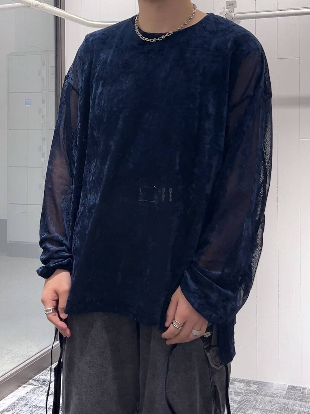 グレー系のデニムパンツ、ブラック系のドレスシューズ、グレー系のTシャツ/カットソーを着用したメンズの夏コーディネートの6枚目の写真