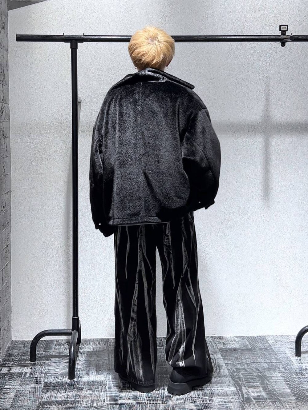 ブラック系のショルダーバッグ、ブラック系のローファー、グレー系のスウェットを着用したメンズの秋コーディネートの4枚目の写真