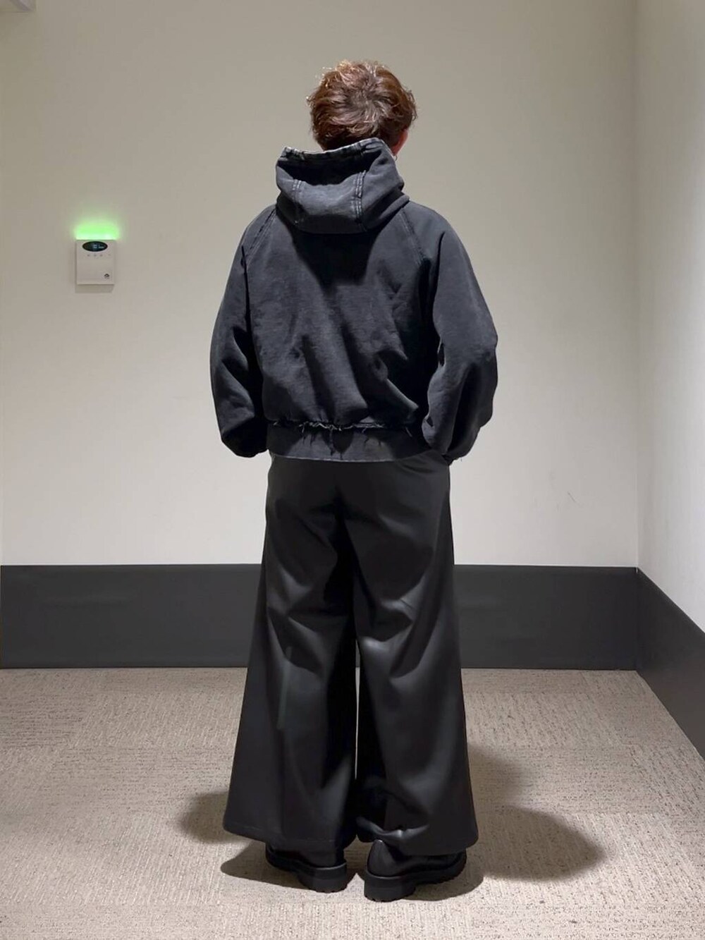 ブラック系のパーカー、ブラック系のその他パンツ、シルバー系のピアス（片耳用）を着用したメンズの秋コーディネートの3枚目の写真