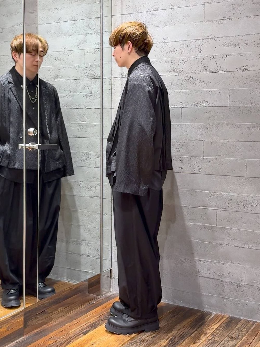 ブラック系のシャツ/ブラウス、ブラック系のその他パンツ、ブラック系のテーラードジャケットを着用したメンズの春コーディネートの4枚目の写真