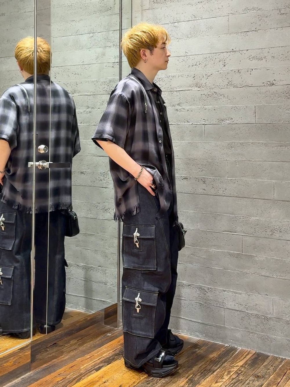 ブラック系のサンダル、ブルー系のデニムパンツ、ブラック系のショルダーバッグを着用したメンズの春コーディネートの2枚目の写真