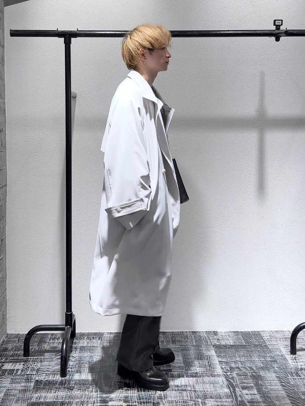 ブラック系のブーツ、ブラック系のスウェット、ブラック系のショルダーバッグを着用したメンズの冬コーディネートの3枚目の写真