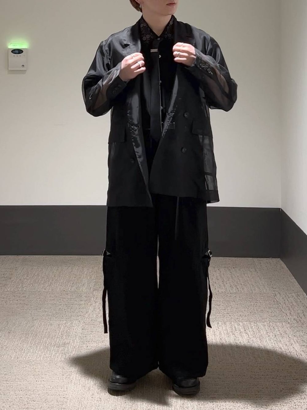 「オーバーサイズ、HARE、低身長、きれいめ、デニムパンツ、ジャケット、モード、モテ、デート/ロマンティック」｜「HAREのシアーダブルジャケット(HARE)（テーラードジャケット、ブラック系）」を使った、HARE     もりたいさん（メンズ・168cm）の春コーディネートの2枚目の写真