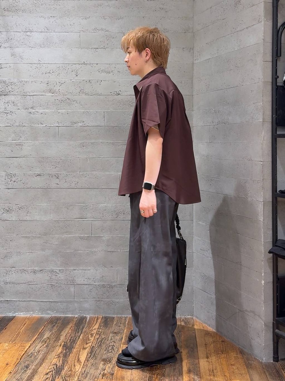 ブラウン系のシャツ/ブラウス、ホワイト系のTシャツ/カットソー、グレー系のスラックスを着用したメンズの夏コーディネートの4枚目の写真