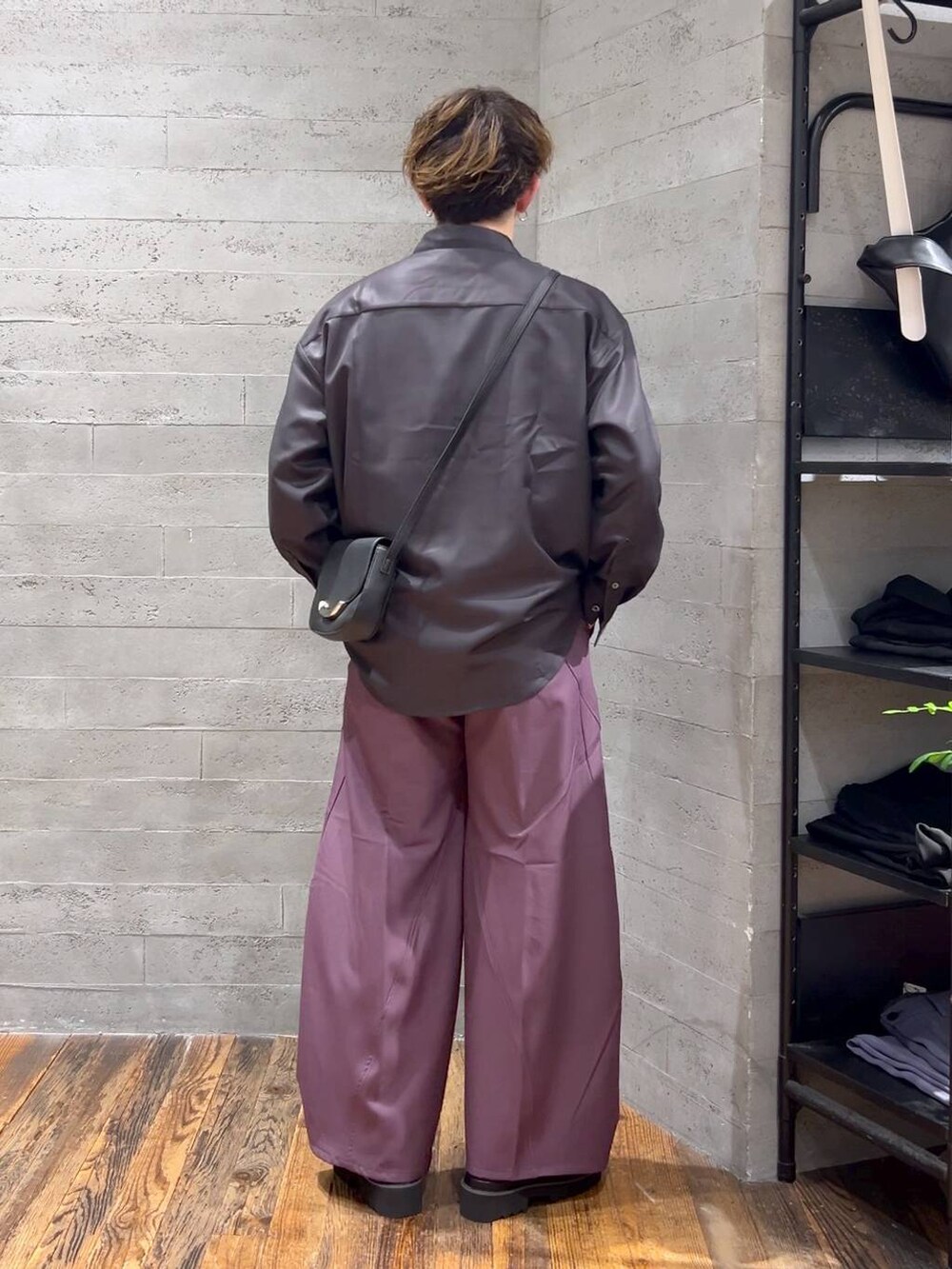 ブラック系のサンダル、ブラック系のショルダーバッグ、パープル系のスラックスを着用したメンズの夏コーディネートの3枚目の写真