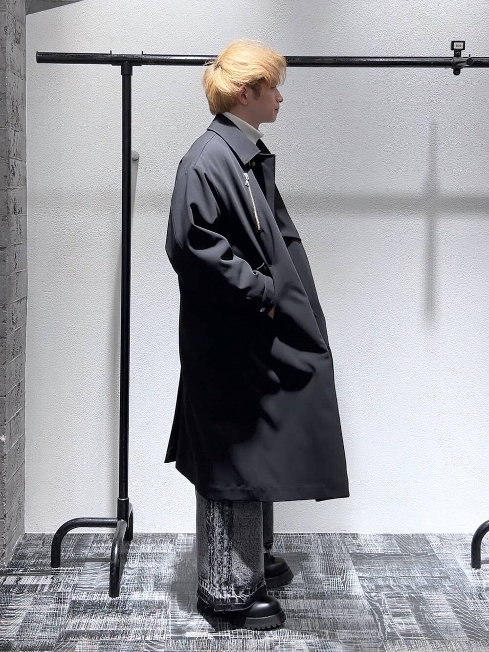 ブラック系のブーツ、ブラック系のカーディガン/ボレロ、ホワイト系のスウェットを着用したメンズの冬コーディネートの4枚目の写真