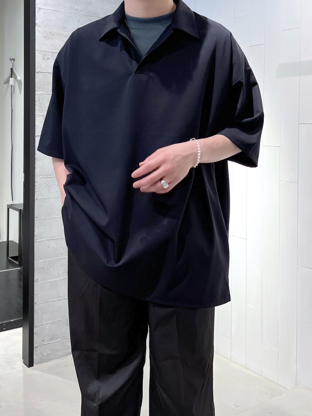 ブラック系のシャツ/ブラウス、グリーン系のTシャツ/カットソー、ブラック系のその他パンツを着用したメンズの夏コーディネートの4枚目の写真