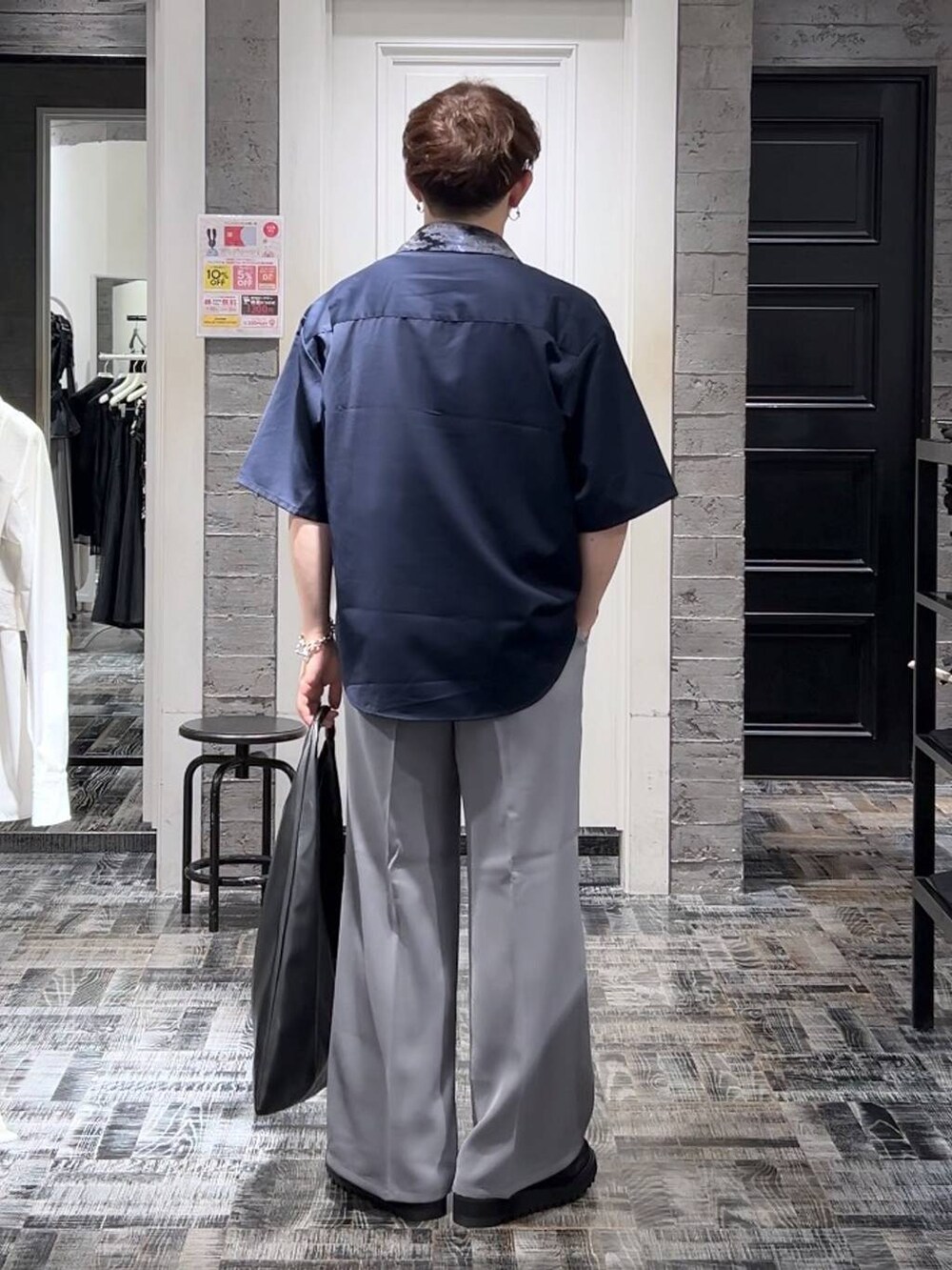 グレー系のスラックス、ブルー系のシャツ/ブラウス、ブラック系のドレスシューズを着用したメンズの夏コーディネートの4枚目の写真