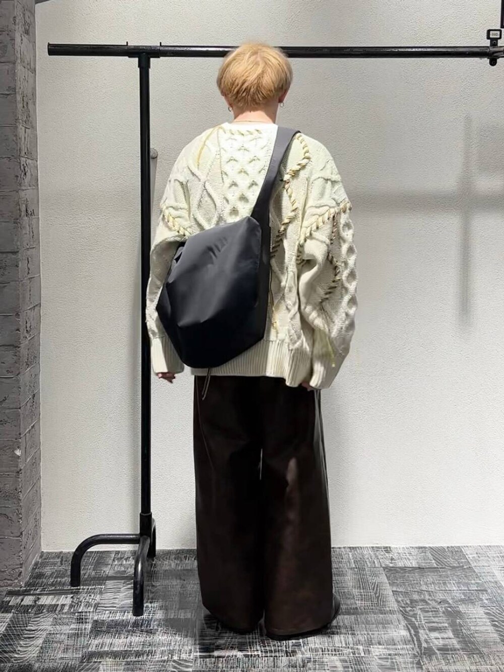 ブラウン系のその他パンツ、ブラック系のブーツ、ホワイト系のニット/セーターを着用したメンズの秋コーディネートの3枚目の写真