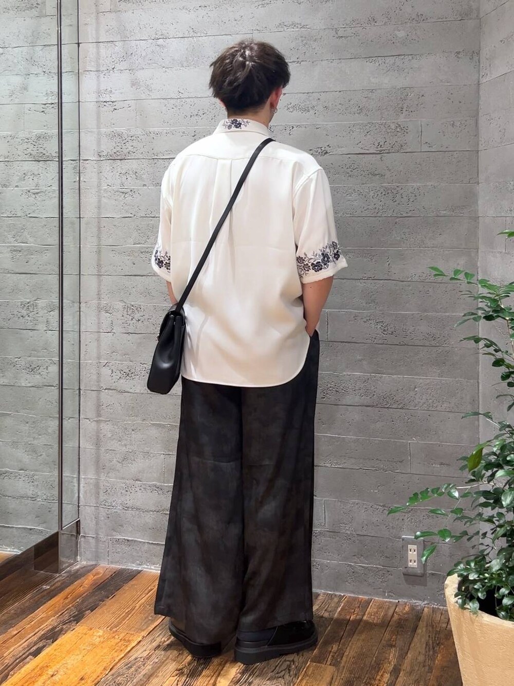 ホワイト系のシャツ/ブラウス、ブラック系のサンダル、グレー系のスラックスを着用したメンズの夏コーディネートの3枚目の写真