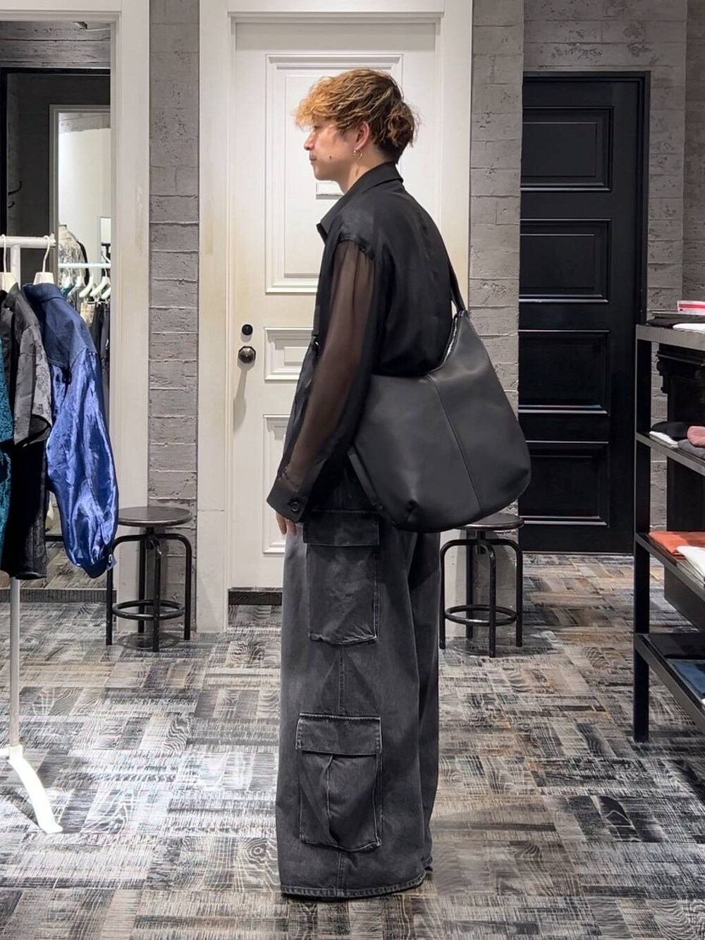 グレー系のTシャツ/カットソー、ブラック系のショルダーバッグ、ブラック系のサンダルを着用したメンズの夏コーディネートの2枚目の写真