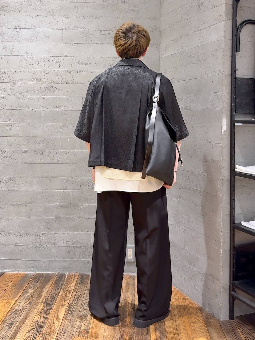 ホワイト系のシャツ/ブラウス、ブラック系のサンダル、ブラック系のトートバッグを着用したメンズの春コーディネートの3枚目の写真